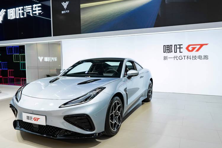 东莞145哪吒汽车在智能汽车领域的表现，领途汽车在新能源汽车市场中的影响力